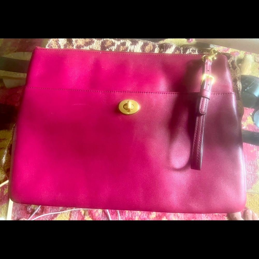 COACH ! Beautiful Clutch wine leather